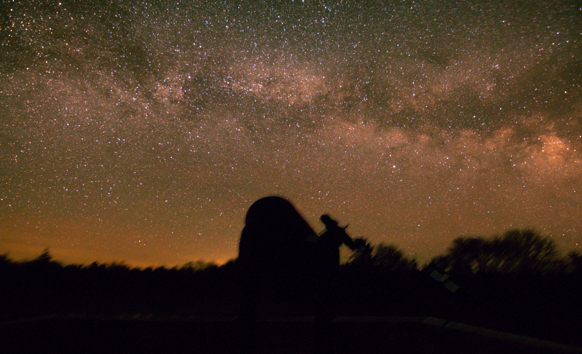 Die Milchstraße über der Beobachtungsplattform. Im Vordergrund ist das C10 zu sehen. Das Bild besteht aus 40 Bildern à 13s Belichtungszeit, 11mm Brennweite und ISO3200